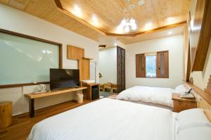 A bed or beds in a room at ChunYang Homestay春陽一品居