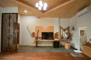 A television and/or entertainment centre at ChunYang Homestay春陽一品居