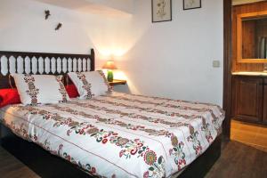 Naut AranにあるBaqueira 1500 Edificio Cap de Aran apartamentoのベッドルーム1室(赤と白のベッドカバー付)