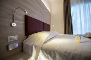 Postel nebo postele na pokoji v ubytování Hotel Perlage Florence - Smart Stay with Parking, Free Wifi & Free city tax
