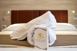 Postel nebo postele na pokoji v ubytování Hotel Perlage Florence - Smart Stay with Parking, Free Wifi & Free city tax