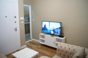 TV a/nebo společenská místnost v ubytování MY SWEET HOME NEAR İSTİKLAL STREET