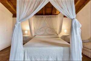 A bed or beds in a room at Borgo degli Aranci Még 37 kép