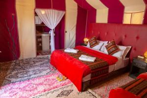 Postel nebo postele na pokoji v ubytování Sahara Desert Luxury Camp