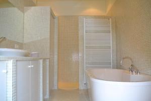 un baño con bañera y lavabo en Mas À l'Improviste, en Saint-Rémy-de-Provence 42 fotos más
