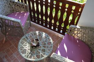 Arbanasi DELUXE Villa في ارباناسي: اطلالة علوية على شرفة مع طاولة وكراسي