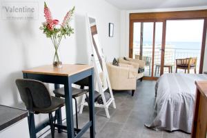 Fotografia z galérie ubytovania Stunning studio.Seaview with balcony and pool. v destinácii Torremolinos