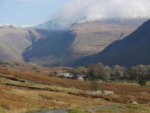 een uitzicht op een vallei met een met sneeuw bedekte berg bij Scafell View Apartment, Wasdale, Lake District, Cumbria in Nether Wasdale