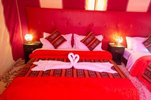 Postel nebo postele na pokoji v ubytování Sahara Desert Luxury Camp