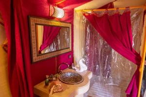 Koupelna v ubytování Sahara Desert Luxury Camp