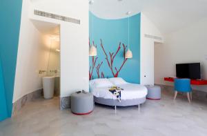 Un dormitorio con una cama y un televisor. en Baia Del Sole Resort, en Capo Vaticano