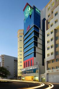 un grand bâtiment avec un bâtiment dans une ville dans l'établissement Ramada Encore Doha by Wyndham, à Doha