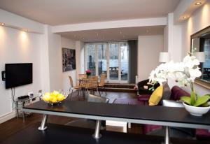 - un salon avec un canapé et une table dans l'établissement Apt 1, Trafalgar Square 1st Floor by Indigo Flats, à Londres