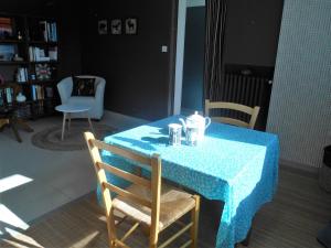 une table avec un chiffon bleu dans l'établissement Serenâ, à Pouzauges