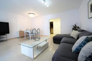 a living room with a couch and a table at Lujoso y espacioso piso en el coraz&oacute;n de Alicante con hidromasaje in Alicante