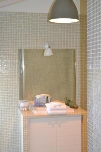 baño con encimera y espejo en Mas À l'Improviste, en Saint-Rémy-de-Provence