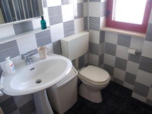 un bagno con un water bianco e un lavandino di Appartamento Francesco Torre Pali a Torre Pali