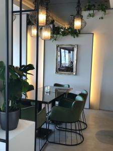 uma sala de jantar com uma mesa e cadeiras verdes em Droushia Heights Hotel em Dhrousha