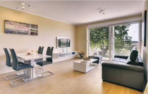salon z kanapą i stołem w obiekcie Apartments Vea w Puli +37 zdjęć