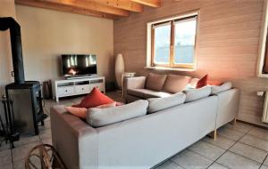 uma sala de estar com um sofá e uma televisão em Haus Dürr23 em Lauterbach