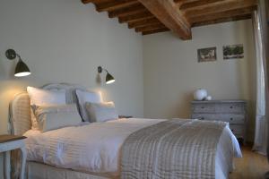 Un dormitorio con una cama grande y un techo de madera. en Mas À l'Improviste, en Saint-Rémy-de-Provence