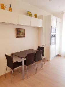 ボーソレイユにあるCharming Apartment on the boarder of Monacoのキッチン、ダイニングルーム(テーブル、椅子付)