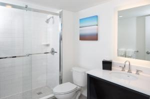 Koupelna v ubytování Crowne Plaza Melbourne-Oceanfront by IHG + 37 fotografií