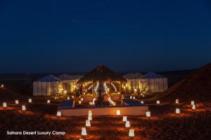 eine nächtliche Aussicht auf ein Zelt in der Wüste in der Unterkunft Sahara Desert Luxury Camp in Merzouga