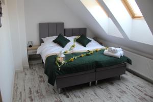 Un dormitorio con una cama con flores. en Azymut en Suwałki