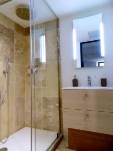 Phòng tắm tại Demeure d'hôtes Le Rocher