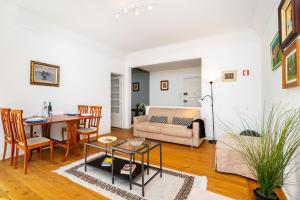 リスボンにあるWHome | Marquês Premium Apartmentのリビングルーム(テーブル、ソファ付)
