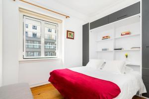 リスボンにあるWHome | Marquês Premium Apartmentの白いベッドルーム(赤い毛布付きのベッド付)