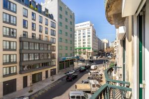 リスボンにあるWHome | Marquês Premium Apartmentの車や建物のある街並みを望む