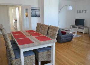 sala de estar con mesa, sillas y sofá en 3 Appartements SCI Jape, en Blois