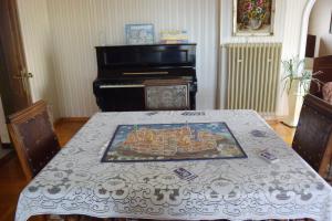 a table with a table cloth on it with a piano at Zeitreise-Ferienhaus in Baden