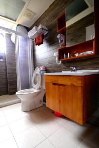 ein Bad mit einem WC und einem Waschbecken in der Unterkunft Bigger B&B in Jinning