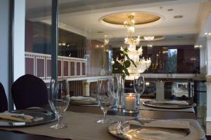 Reštaurácia alebo iné gastronomické zariadenie v ubytovaní Jasek Premium Hotel Wrocław