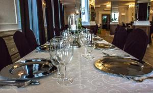 Reštaurácia alebo iné gastronomické zariadenie v ubytovaní Jasek Premium Hotel Wrocław