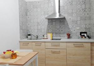 una cucina con lavandino e piano di lavoro di La Dimora dei Longobardi Studio Apartment a Salerno