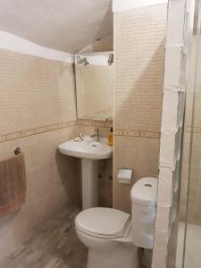 ein kleines Bad mit WC und Waschbecken in der Unterkunft Estudio 54 Centro in Alicante