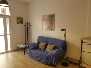 ein Wohnzimmer mit einem blauen Sofa und 2 Kissen in der Unterkunft Estudio 54 Centro in Alicante