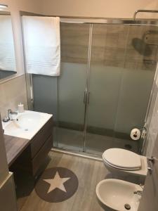 un bagno con doccia, WC e lavandino di Cà Risorta Stanze a Sona Altre 2 foto