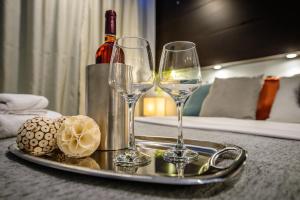 Nápoje v ubytovaní One of a kind Luxury Apartment in City Center Near HELEXPO