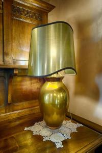 un vase jaune avec une lampe sur une table dans l'établissement Hotel Au Soleil, à Saint-Vincent