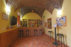 un restaurant avec un bar et des tabourets dans une chambre dans l'établissement Casa Rural "Casa Isla del Zújar", à Castuera