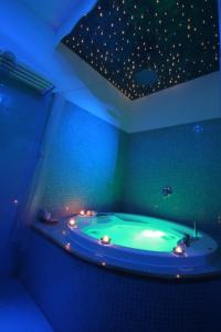 ein Badezimmer mit einer großen Badewanne mit blauem Licht in der Unterkunft b&b Dea Fortuna in Bacoli