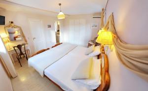 Postel nebo postele na pokoji v ubytování Alkyon Apartments & Villas Hotel
