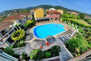 Bazén v ubytování Alkyon Apartments & Villas Hotel nebo v jeho okolí
