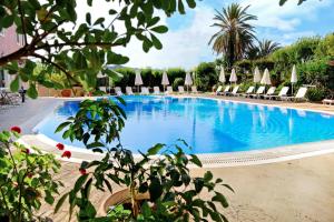 Bazén v ubytování Alkyon Apartments & Villas Hotel nebo v jeho okolí
