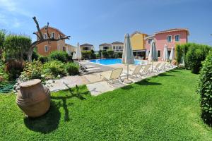 Bazén v ubytování Alkyon Apartments & Villas Hotel nebo v jeho okolí